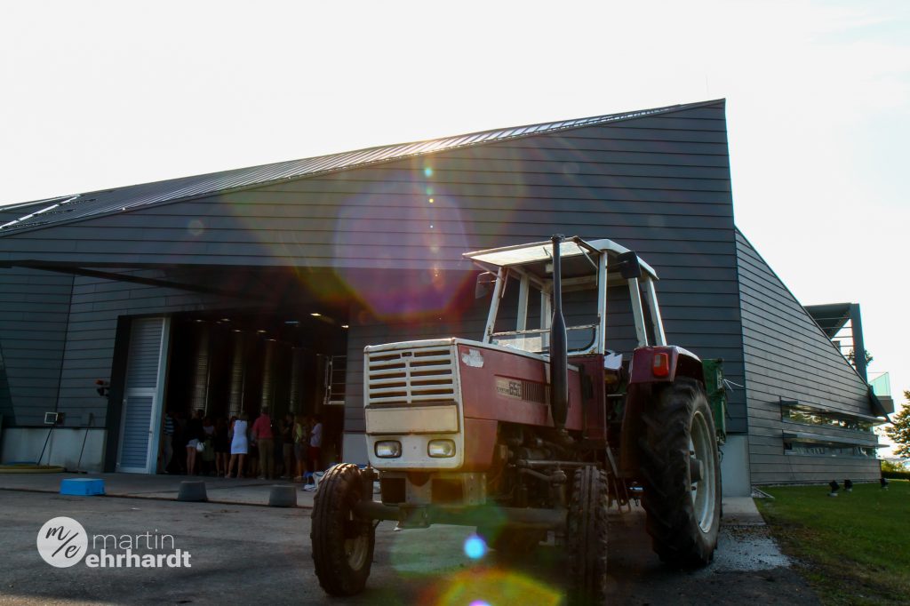 Alter Traktor vor der Esterhazy Manufaktur